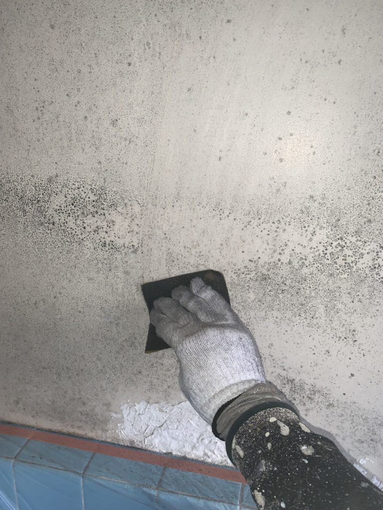 浴室塗装に入る前のケレン